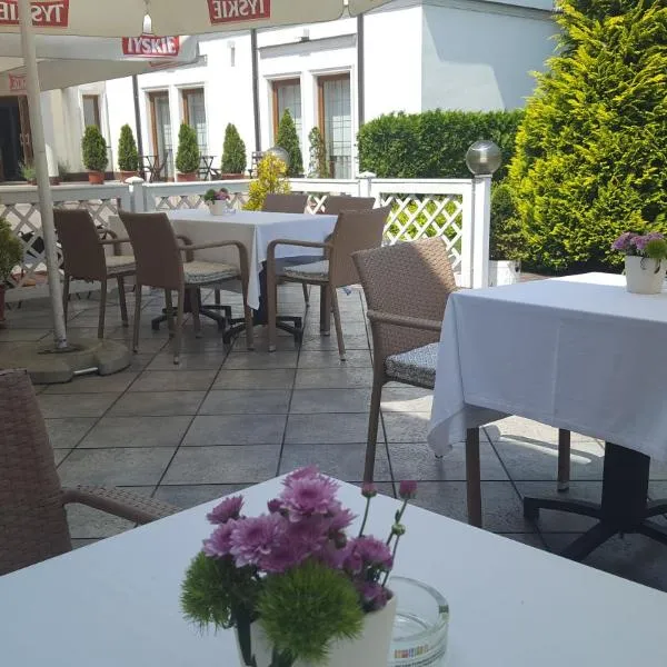 Hotel Dworek***，位于Kawęczyn Nowy的酒店