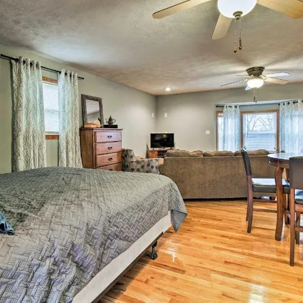 Stockton Lake Escape with Kitchen, Half Mile to Lake，位于Stockton的酒店