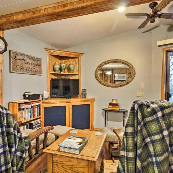 Rustic Stockton Lake Cabin Half Mile to Boat Ramp!，位于Stockton的酒店