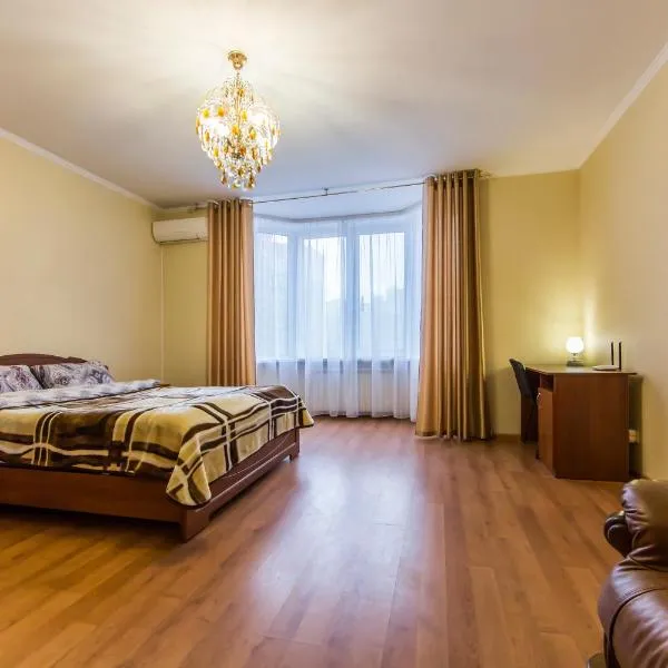 Комфортная двухкомнатная квартира возле метро Академгородок，位于Mostishche的酒店