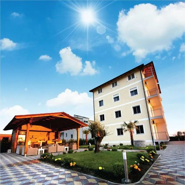 Hotel As，位于Baks-Rrjoll的酒店