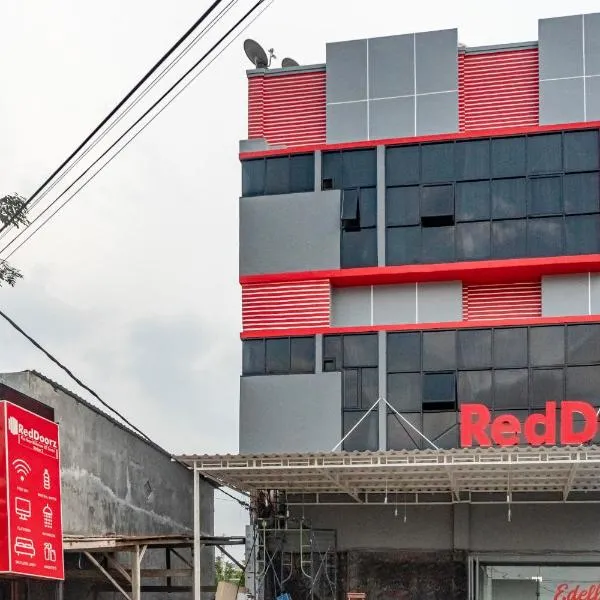 RedDoorz Plus near Millenium ICT Centre Medan 2，位于Pulauberayan的酒店