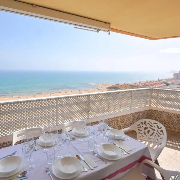 7th floor beachfront apartment with stunning views，位于拉马他的酒店