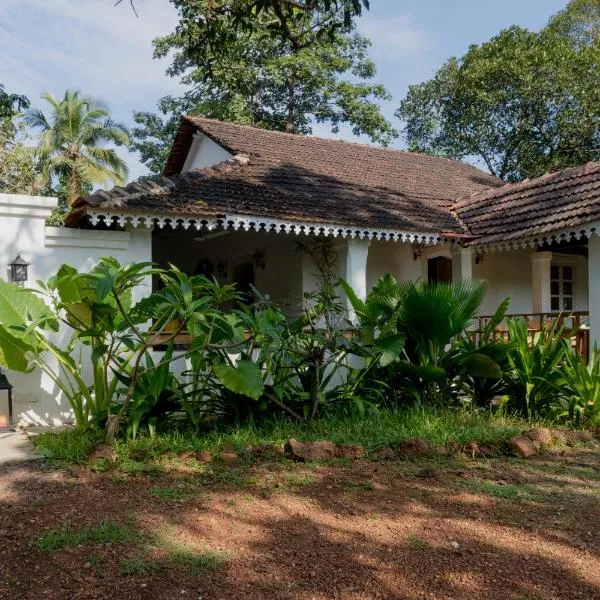 The Island Sanctuary Rock Pool Villa，位于Chorao的酒店
