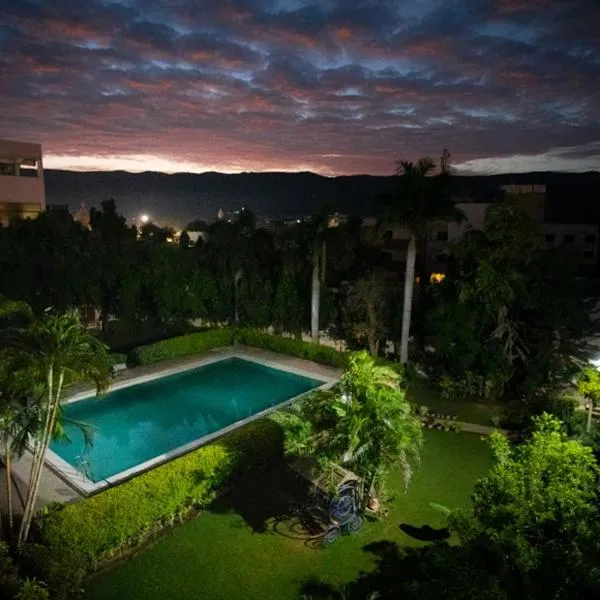 纳夫拉坦宫酒店，位于布什格尔的酒店