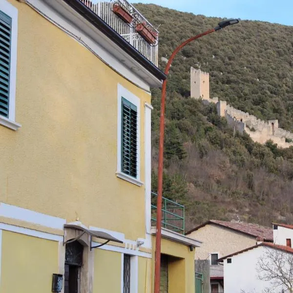 A due passi dal castello，位于Bominaco的酒店