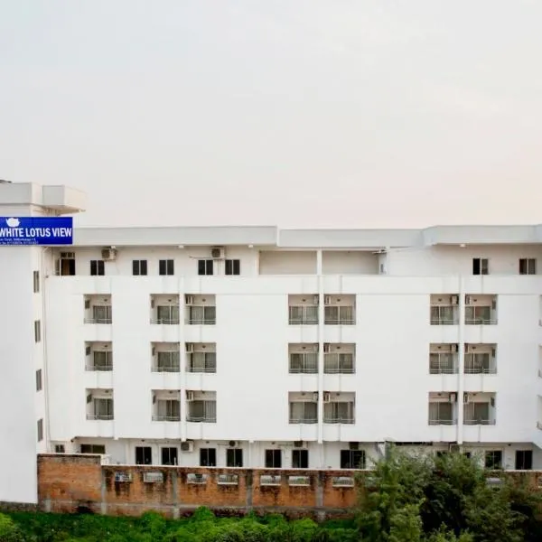 Hotel The White Lotus View Pvt Ltd，位于Kerwānī的酒店