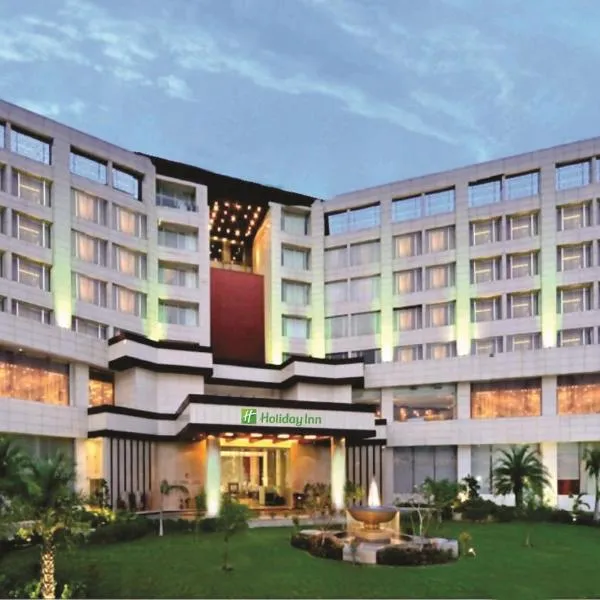 昌迪加尔潘切库拉假日酒店，位于Bīla的酒店