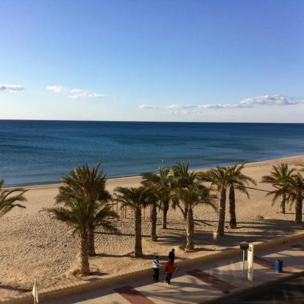 Frente al mar, a 10 metros de la playa, vistas increíbles del mar, reformado 2021 !!!，位于坎佩略的酒店