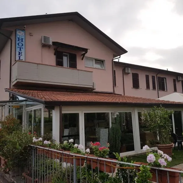 帕特里齐亚酒店，位于马里纳迪马萨的酒店