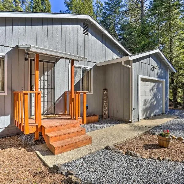 Base Camp Lassen Home 13 Mi to Volcanic Natl Park，位于Shingletown的酒店