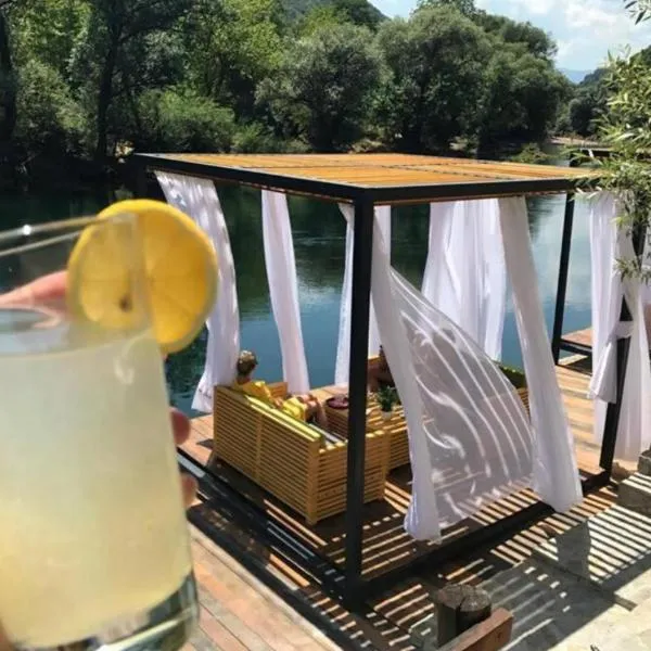 Hotel Tazz - River Front Oasis Collection，位于比哈奇的酒店
