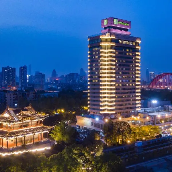 武汉晴川假日酒店 ，位于江岸的酒店