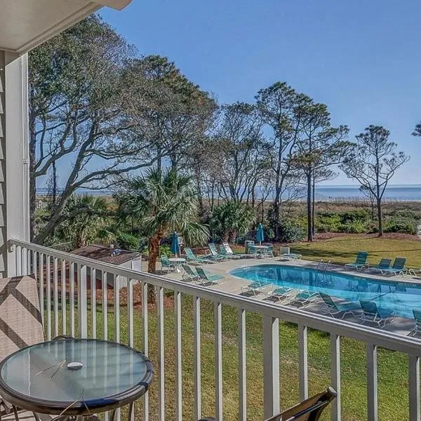 Direct Oceanfront Private Villa Overlooking Pool/Beach - South Forest Beach - Right next to Coligny Plaza，位于希尔顿黑德岛的酒店