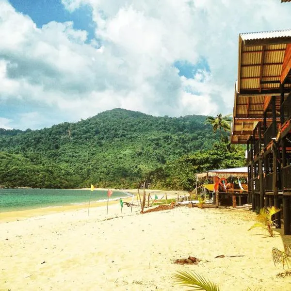 Beachfront Hut Upstairs Astra - Beach Shack Chalet，位于Kampong Pasir Sanang Burong的酒店