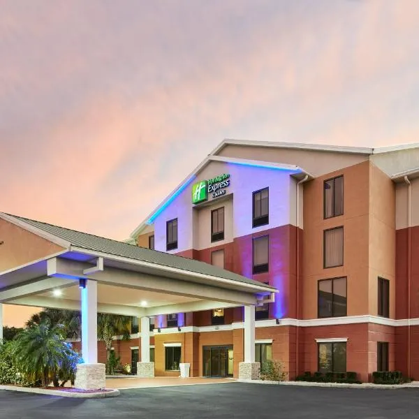 里奇港快捷假日&套房酒店，位于Hernando Beach的酒店