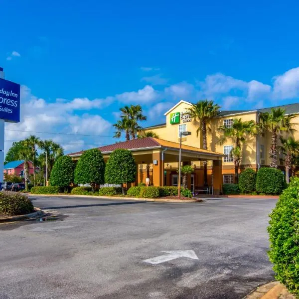 德斯廷E购物中心区智选假日套房酒店，位于Gulf Pines的酒店