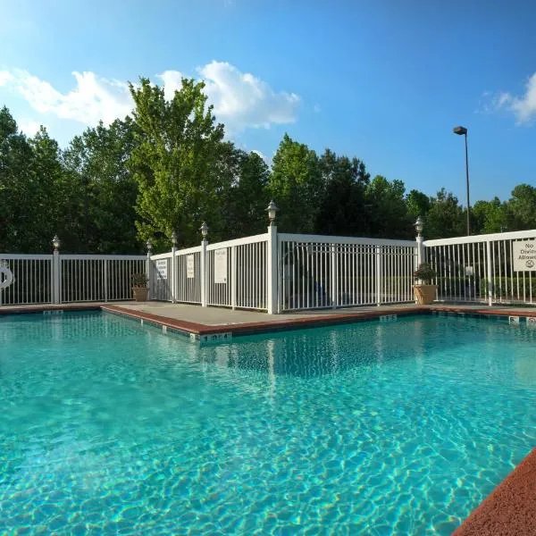 Comfort Suites near Birkdale Village- Huntersville，位于亨特斯维尔的酒店