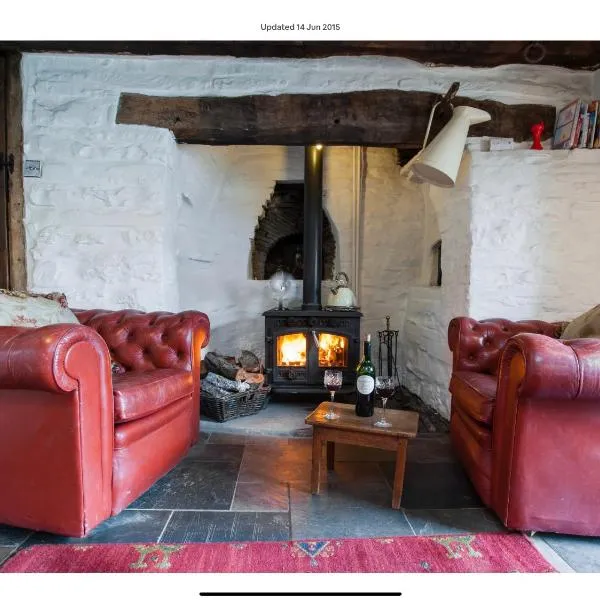 Ty Fferm Hen, Ancient Farmhouse, Coity Bach，位于Talybont的酒店