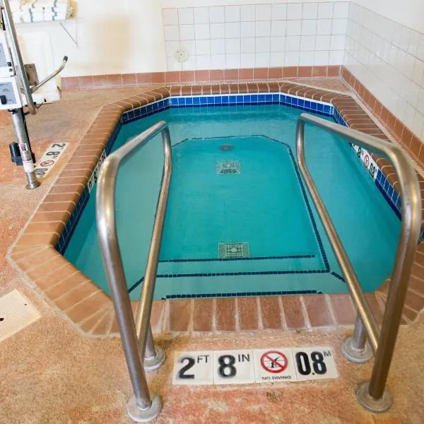 快捷假日酒店及套房察哈森，位于查哈森的酒店