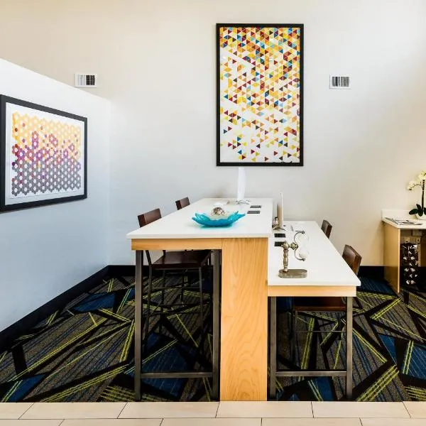 Holiday Inn Express & Suites Charlotte Arpt-Belmont by IHG，位于贝尔蒙特的酒店