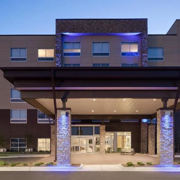 Holiday Inn Express & Suites Duluth North - Miller Hill by IHG，位于德卢斯的酒店