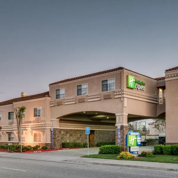 Holiday Inn Express & Suites Santa Clara, an IHG Hotel，位于Blue Hills的酒店