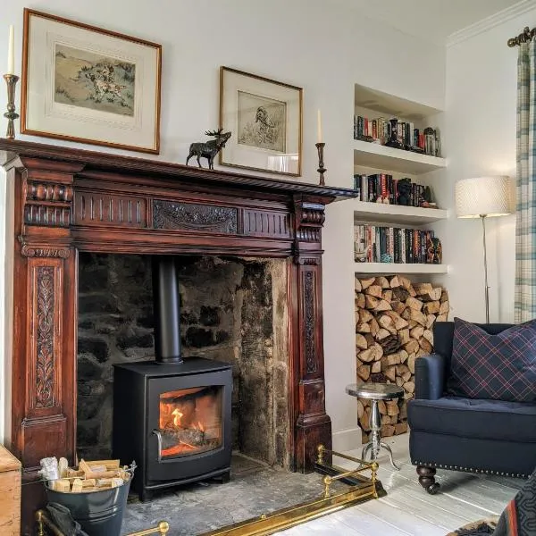 Central Hawick spacious stylish flat with log burner，位于霍伊克的酒店