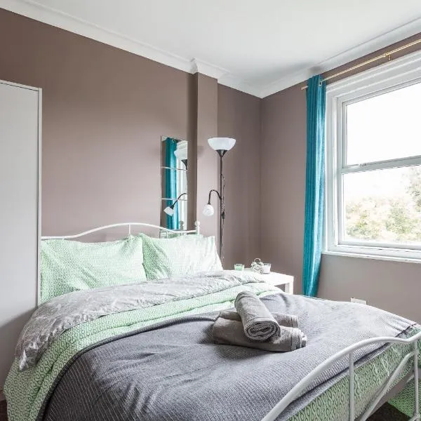 Shirley House 1, Guest House, Self Catering, Self Check in with smart locks, use of Fully Equipped Kitchen, Walking Distance to Southampton Central, Excellent Transport Links, Ideal for Longer Stays，位于南安普敦的酒店