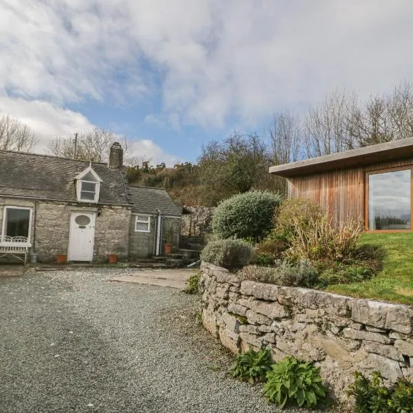 Bron Heulog Cottage，位于Llangoed的酒店