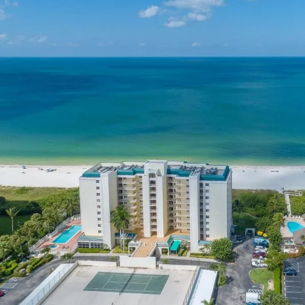 Recently Renovated Beachfront Gem in Paradise!，位于马可岛的酒店