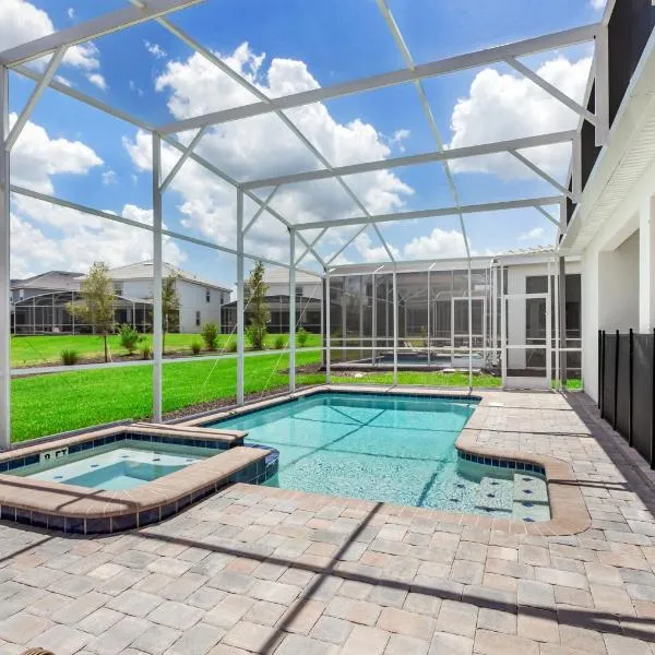Contemporary Home w Private Pool& Spa，位于达文波特的酒店