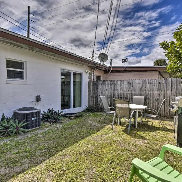 Sunny Cocoa Beach Home Walk to Sea and Attractions!，位于可可比奇的酒店
