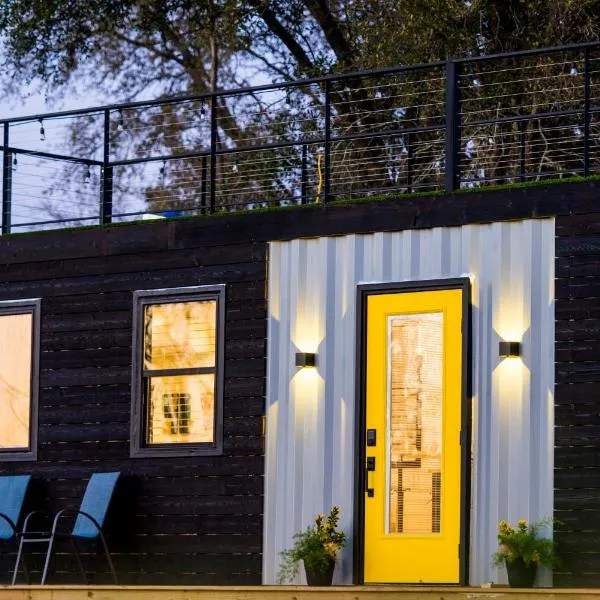 The Zephyr Modern Luxe Container Home，位于Bellmead的酒店