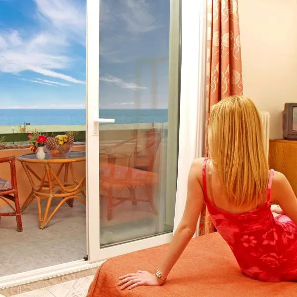 普拉东海滩酒店，位于Néa Éfesos的酒店