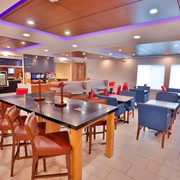 迪克森智选假日酒店及套房，位于迪克森的酒店