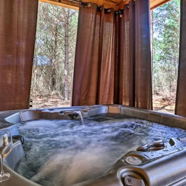 The Breeze Forested Oasis with Hot Tub and Deck!，位于Idabel的酒店