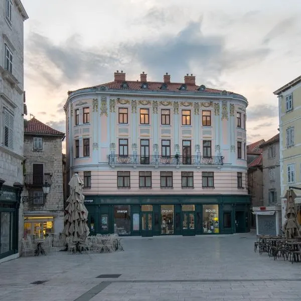 Central Square Heritage Hotel，位于Strožanac的酒店