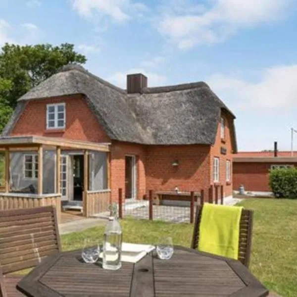 Thatched Holiday Home in Struer, Jutland with a view，位于Remmer Strand的酒店