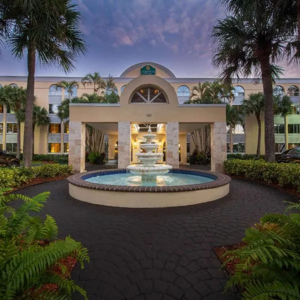 La Quinta I-95 Deerfield Beach - Next to The Home Depot & Behind The Wawa，位于迪尔菲尔德海滩的酒店