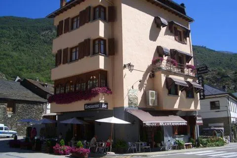 蒙大拿旅馆，位于Ainet de Besan的酒店