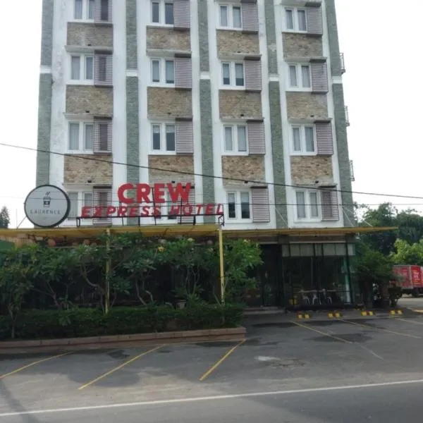 CREW EXPRESS Hotel，位于Kampungbesar的酒店