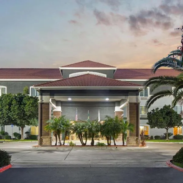 维萨莉亚／红杉之旅拉昆塔旅馆&套房酒店，位于维塞利亚的酒店