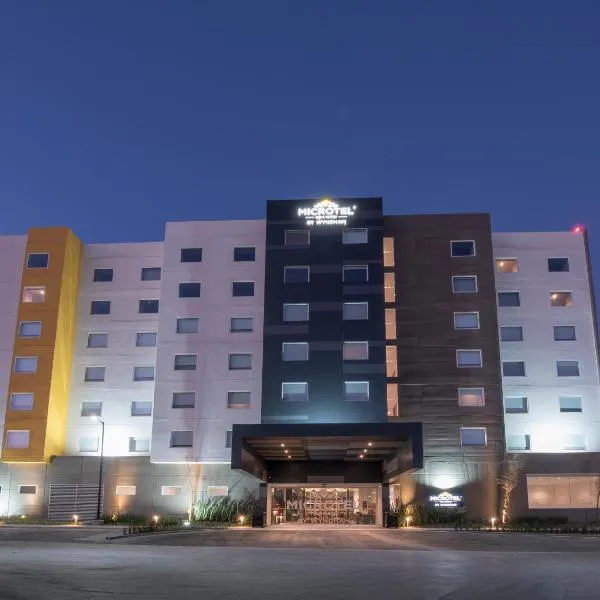 Microtel Inn & Suites by Wyndham Irapuato，位于Las Palomas的酒店