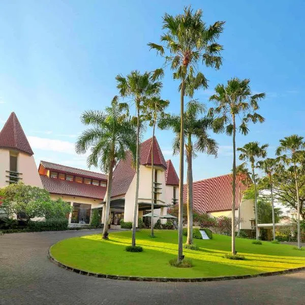 Grand Tropic Suites Hotel Surabaya，位于Dares的酒店