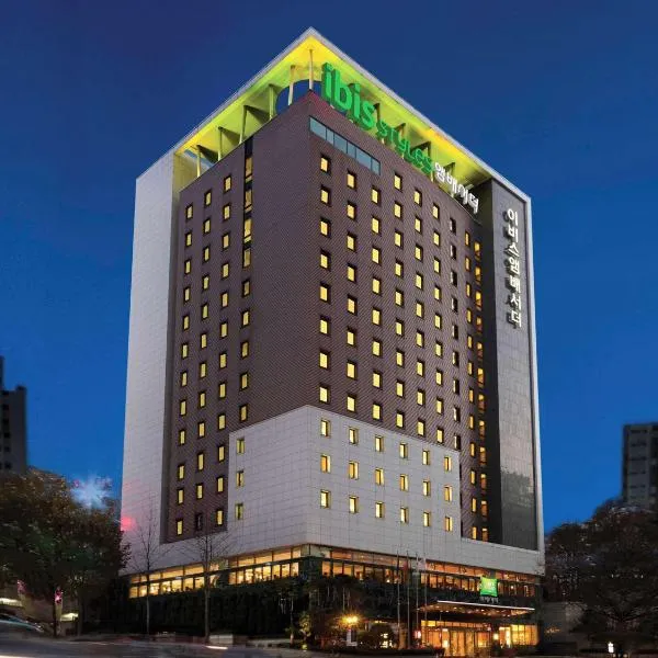 首尔江南大使宜必思尚品酒店，位于首尔的酒店