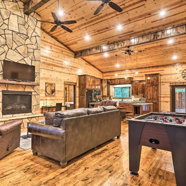 Broken Bow Cabin with Hot Tub and Outdoor Fireplace!，位于Idabel的酒店