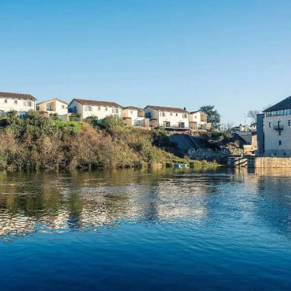 洛特河畔的维伦纽夫水银酒店，位于Pujols Lot et Garonne的酒店