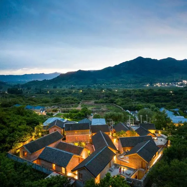 Sansa Village Boutique Hotel at Mutianyu Great Wall Adjoin to Mutianyu Great Wall - Room with the View of Great Wall - Chinese massage experience - Vehicle Shuttle Service - International Catering - SPA& Nail Beauty Facilities，位于怀柔的酒店