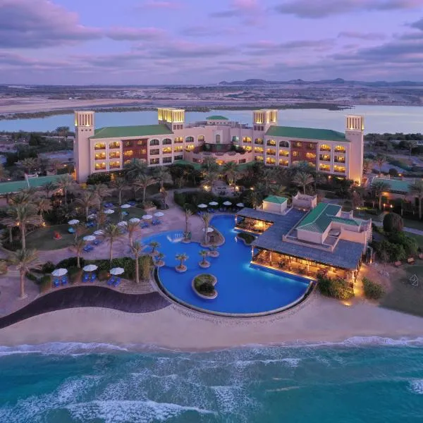  沙漠岛安纳塔拉度假酒店，位于杰贝尔丹那的酒店